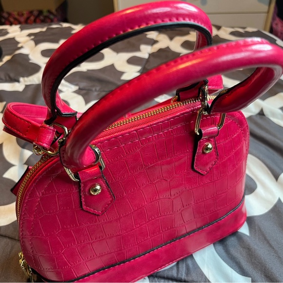 Is this pink purse with gold zipper closure and hardware accents 10x7x5” … - Picture 2 of 8